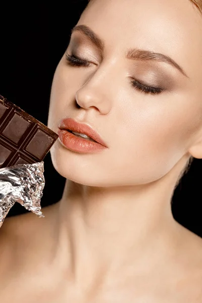 초콜릿 바와 여자 — 스톡 사진