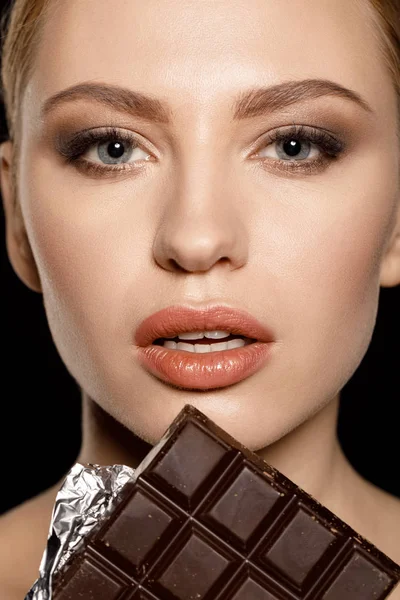 Femme avec barre de chocolat — Photo