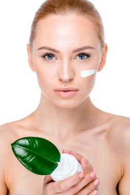 yaprak yeşil olan kadın