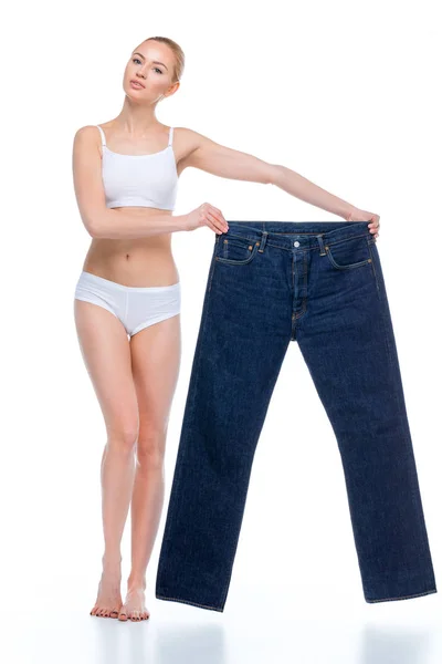 Vrouw met oversized jeans — Stockfoto