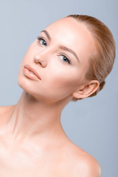 Красивая молодая женщина
