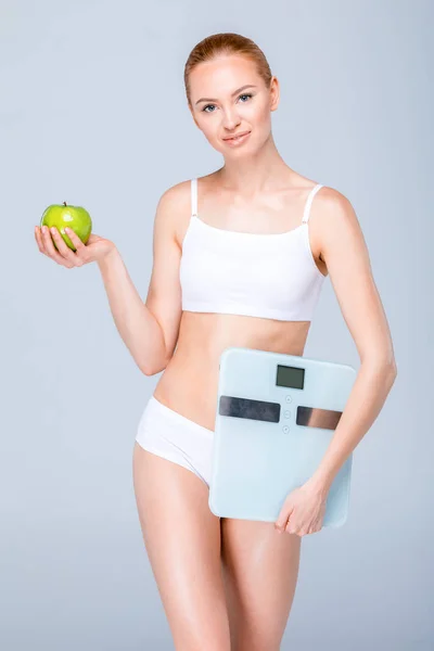 Женщина с цифровыми весами — стоковое фото