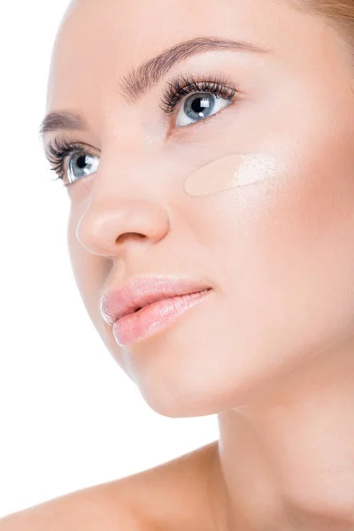 Vrouw met Stichting crème op gezicht — Stockfoto