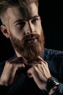 Yakışıklı sakallı adam.