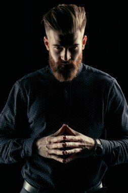 Yakışıklı sakallı adam.