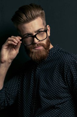 Genç adam hipster