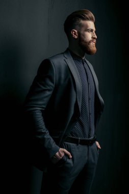 şık yakışıklı adam 