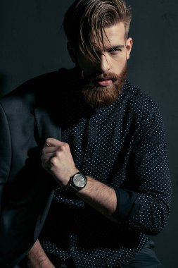 şık yakışıklı adam   