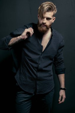 şık yakışıklı adam