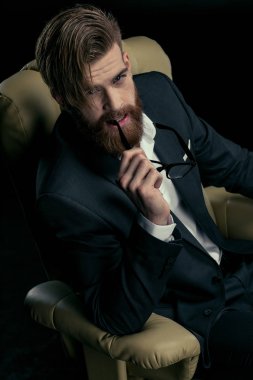 gözlük ile şık adam