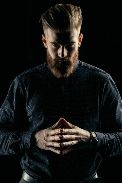 Yakışıklı sakallı adam.