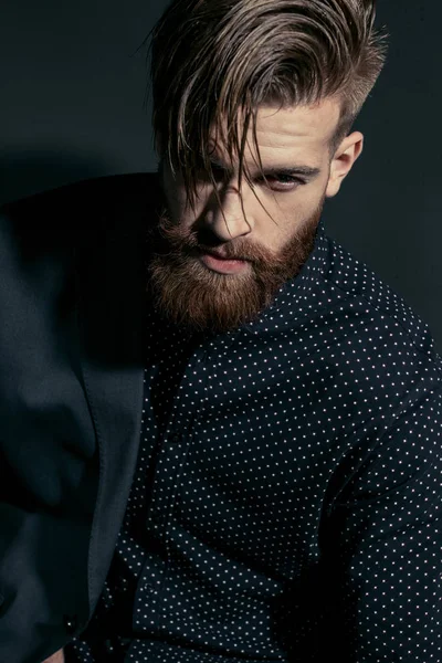 şık yakışıklı adam