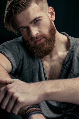 şık yakışıklı adam