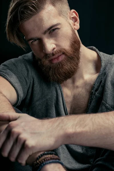 şık yakışıklı adam