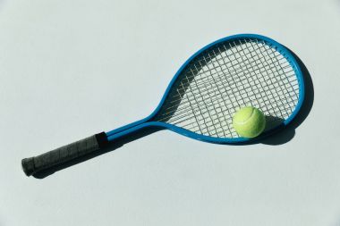 Tenis raket ve top kat 