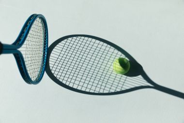 Tenis raket ve top kat 