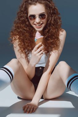 dondurma yemek güneş gözlüklü kız