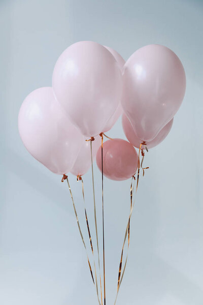 розовые воздушные шары с золотыми лентами
