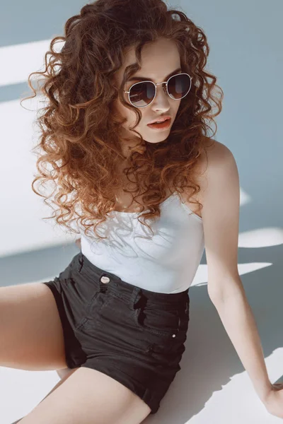 Rote Haare stylisches Mädchen mit Sonnenbrille — Stockfoto