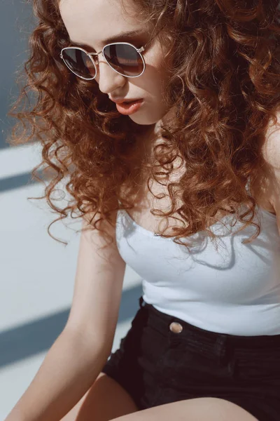 红头发时尚女孩太阳镜 — 图库照片