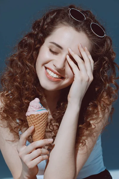 Chica comiendo helado —  Fotos de Stock