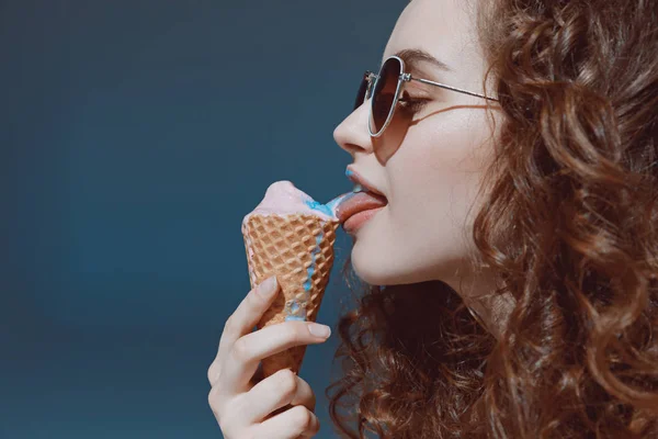 धूप के चश्मे में लड़की आइसक्रीम खाने — स्टॉक फ़ोटो, इमेज