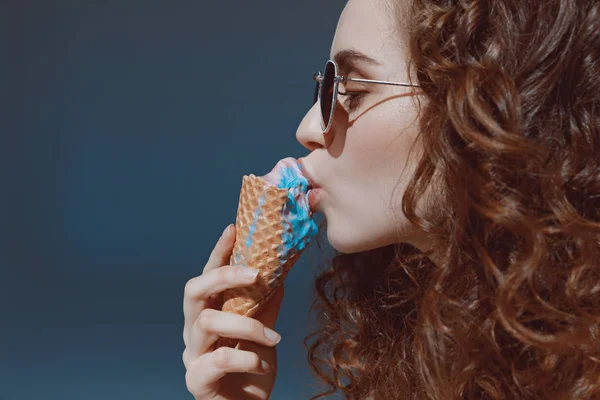 Meisje in zonnebril eten van ijs — Stockfoto