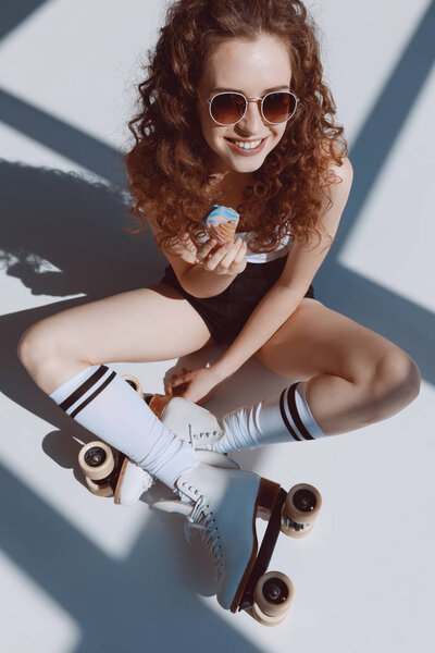 девушка в солнечных очках ест мороженое
