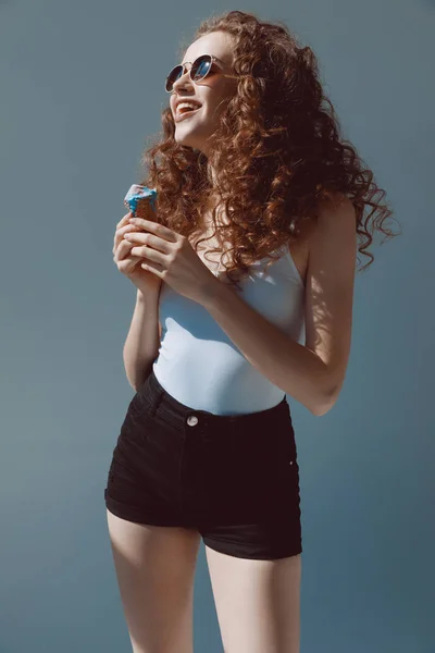 Dondurma yemek güneş gözlüklü kız — Stok fotoğraf