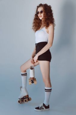 Hippi kız paten ile 