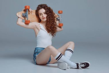 Hippi kız kaykay ile 