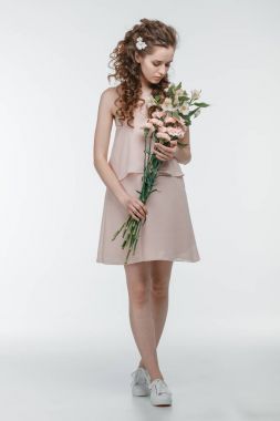 Çiçekli genç kadın.