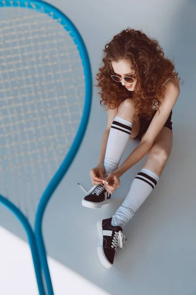 Jeune femme avec raquette — Photo