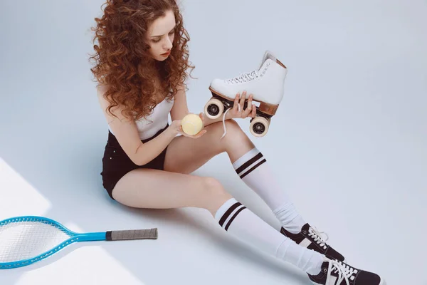 Ung kvinna med racket — Stockfoto