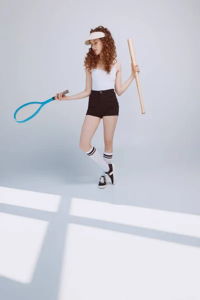 Mujer joven con raqueta — Foto de Stock
