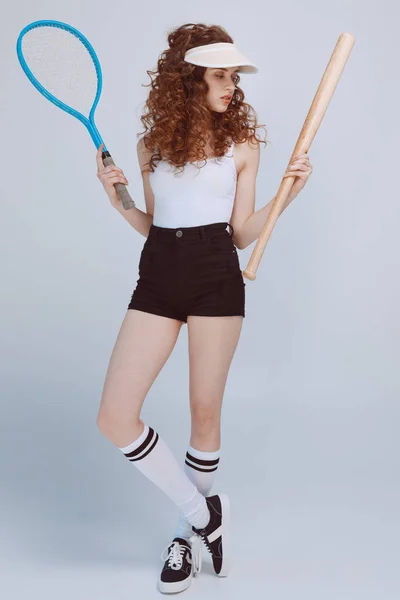 Mujer joven con raqueta — Foto de Stock