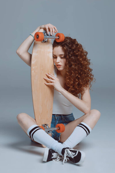 Хипстерская девушка со скейтбордом
 