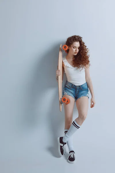 Hipster κορίτσι με skateboard — Φωτογραφία Αρχείου