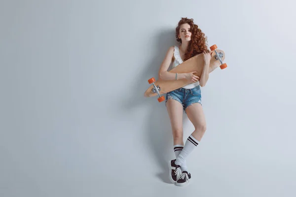 Hipster ragazza con skateboard — Foto Stock