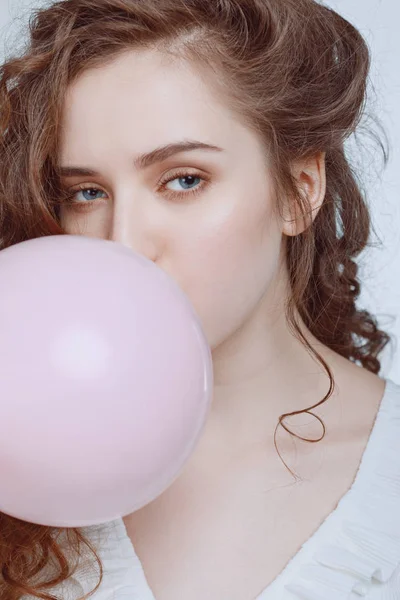Hipster girl blowing bubble gum — Stock Photo, Image