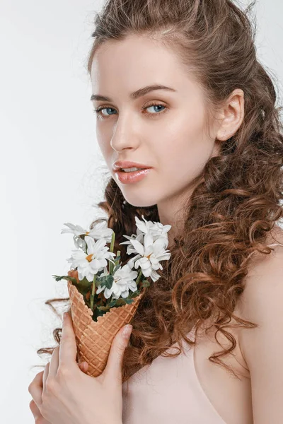 Νεαρή γυναίκα με λουλούδια — Φωτογραφία Αρχείου