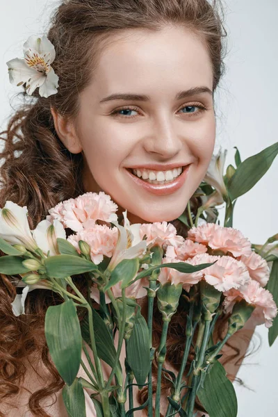 Giovane donna con fiori — Foto Stock