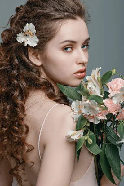 Mujer joven con flores — Foto de Stock