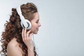 Nő zenét hallgat a fülhallgatóban