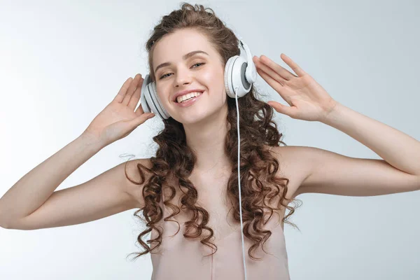 Kvinde lytter musik i hovedtelefoner - Stock-foto