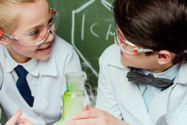 çocuklar laboratuarda beyaz kat olarak