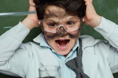 laboratuar önlüğünü şok çocuk