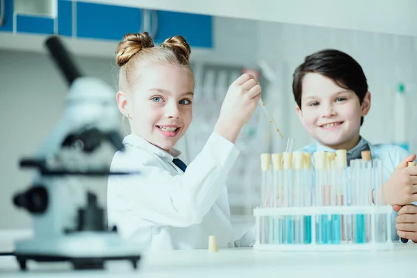 Pequeños científicos en el laboratorio — Foto de Stock