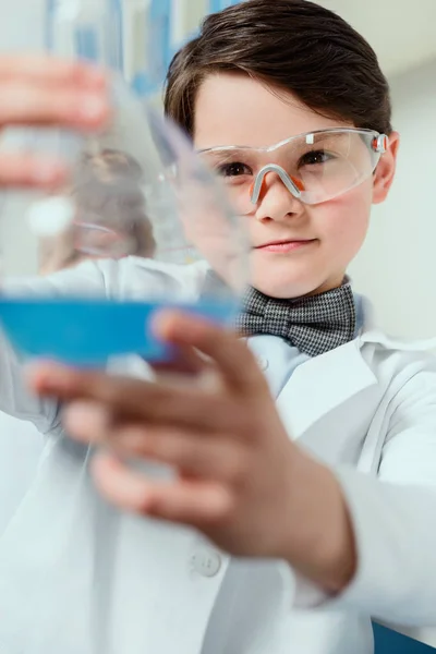 Pequeno cientista em laboratório — Fotografia de Stock