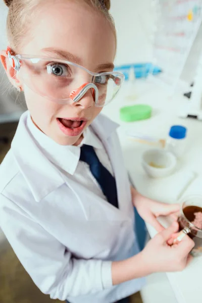 Маленький вчений в лабораторії — стокове фото